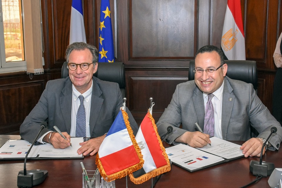 جانب من توقيع الإتفاقيات 