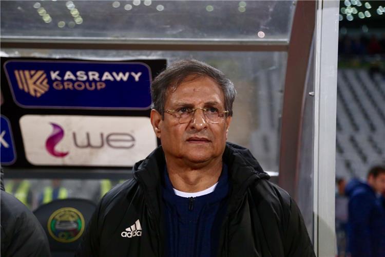مصطفى يونس نجم الأهلي والمنتخب السابق مصطفى يونس نجم الأهلي والمنتخب السابق