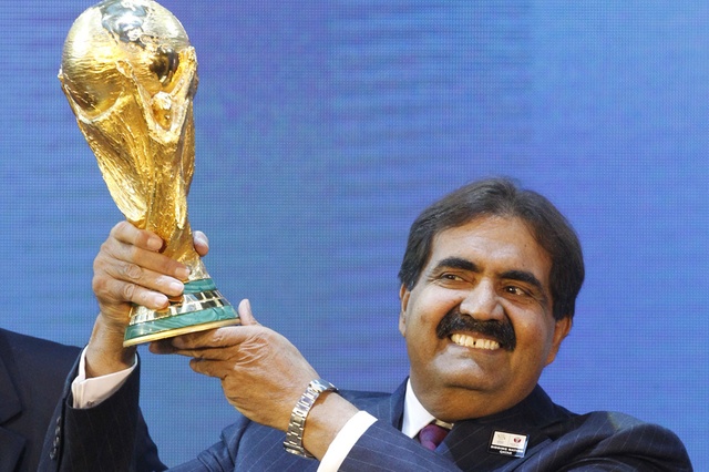 حمد يرفع كأس العالم 