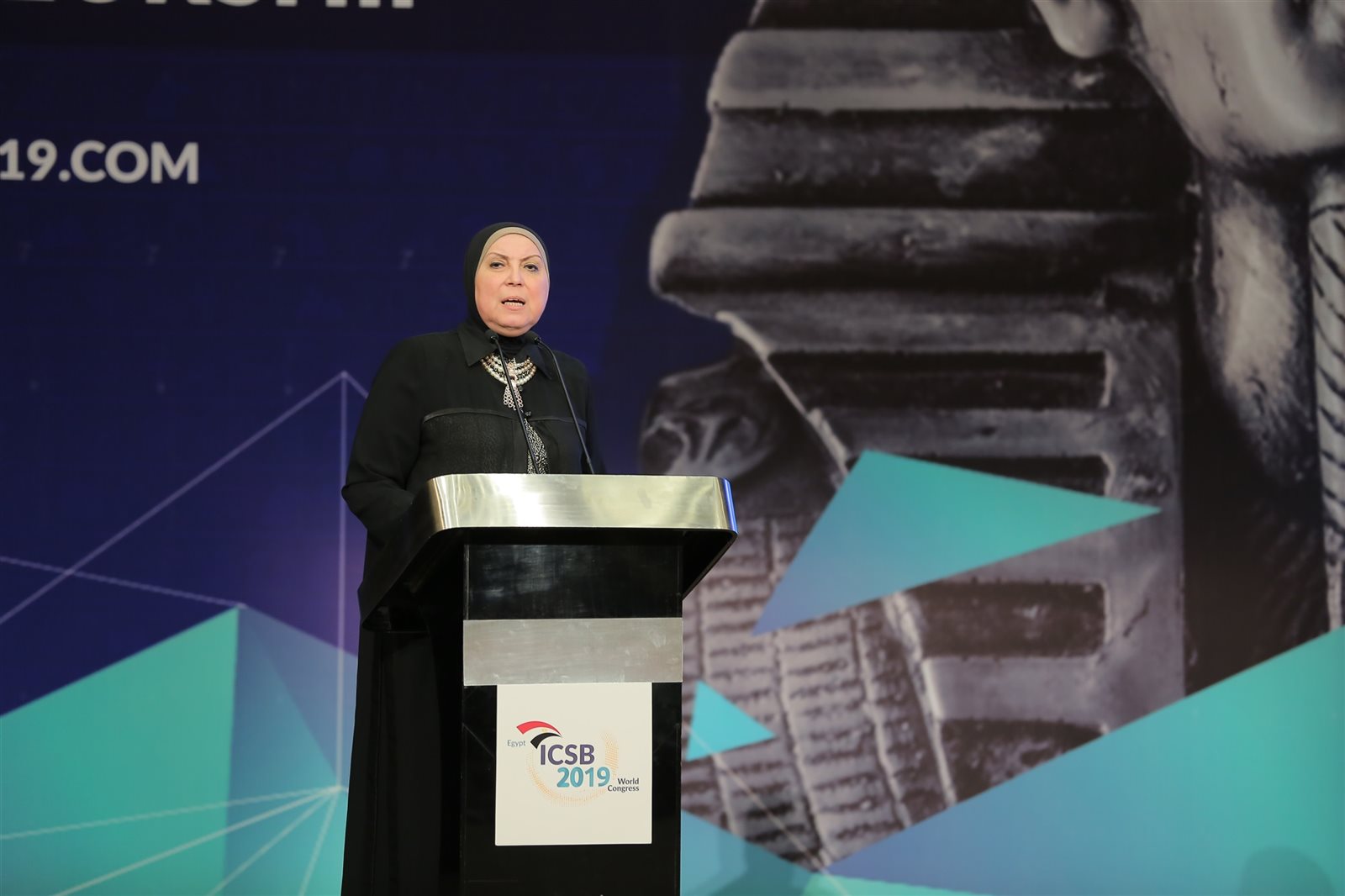 جامع خلال مشاركتها بالمؤتمر 