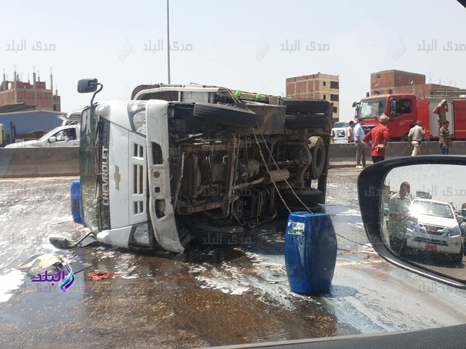 انقلاب سيارة محملة بالصابون بـ الطريق الدئرى