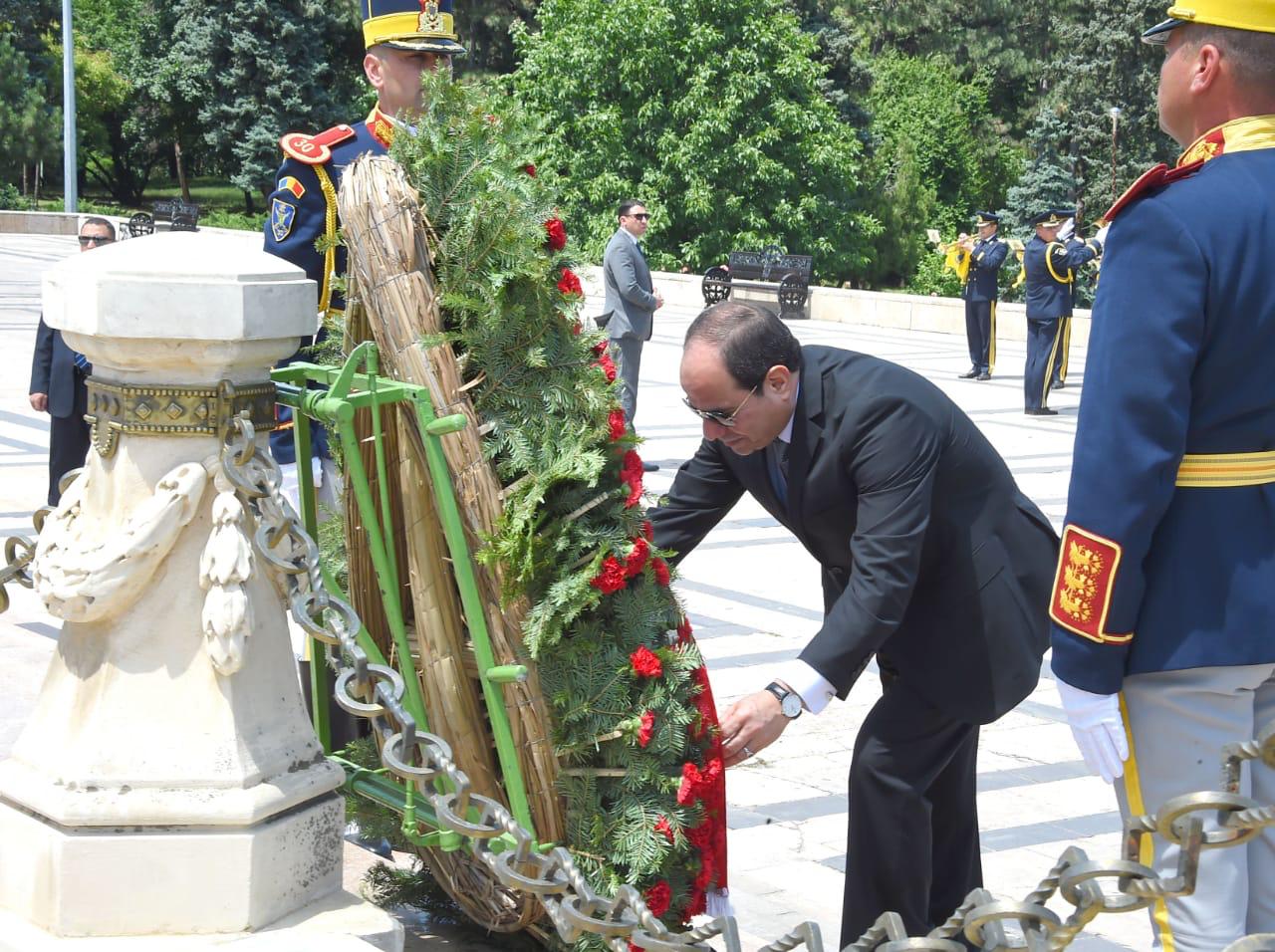 السيسي يضع اكليل الزهور