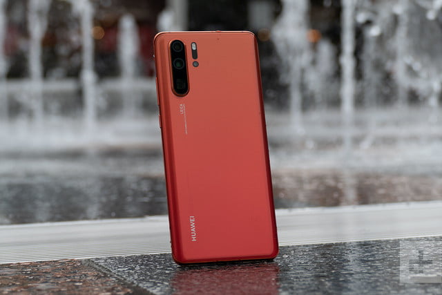 هواوي تطمأن عملائها في العالم