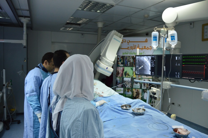 الأطباء في أثناء إجرائهم لعملية قلب مفتوح الأطباء في أثناء إجرائهم لعملية قلب مفتوح