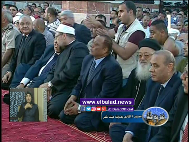 محافظ الدقهلية وأحد القساوسة يحضران خطبة الجمعة