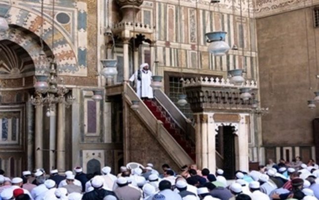 إمام في أثناء إلقائه خطبة الجمعة إمام في أثناء إلقائه خطبة الجمعة
