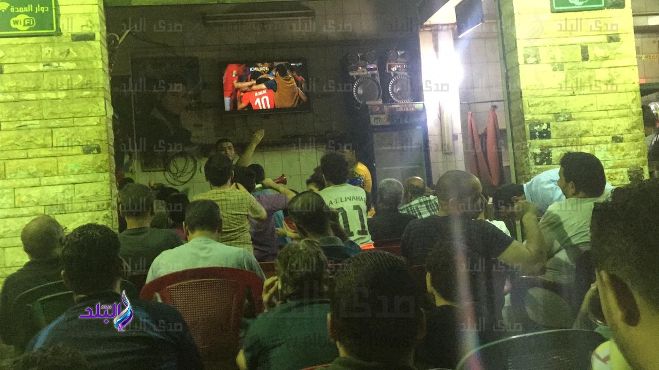 إقبال كثيف على المقاهي لمشاهدة مباراة مصر وزيمبابوي ..فيديو 