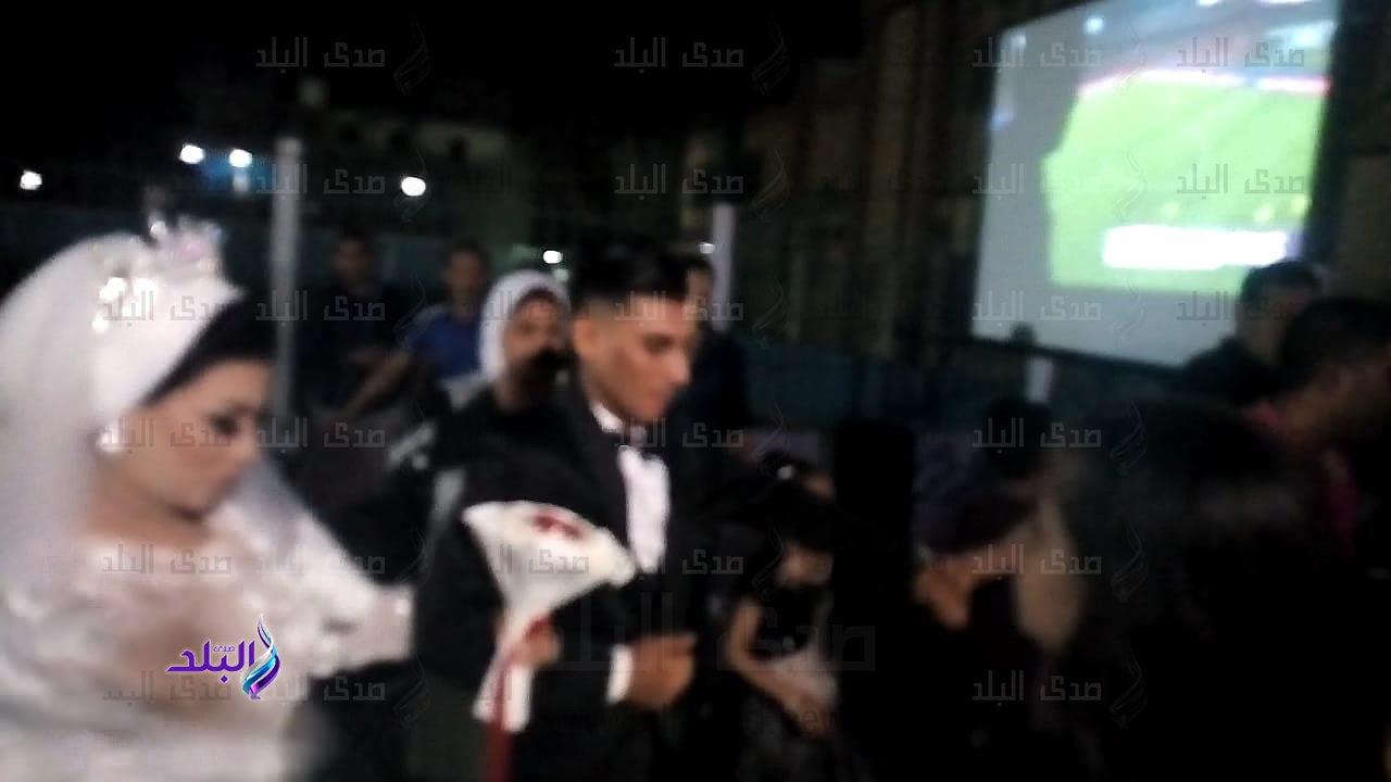 عروسان يشاهدان مبارة مصر بكأس الأمم الأفريقية في القليوبية عروسان يشاهدان مبارة مصر بكأس الأمم الأفريقية في القليوبية