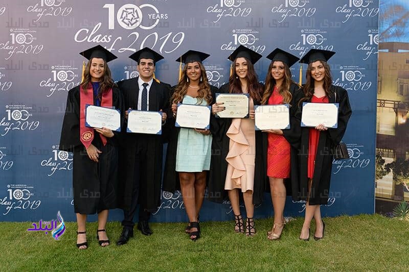 الجامعة الأمريكية تحتفل بتخريج دفعات جديدة