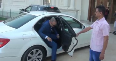 مدرس الفلسفة صاحب المرسيدس وموكب الحراسة