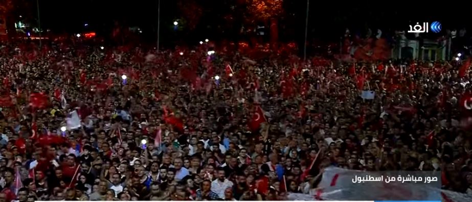 لأتراك يحتفلون بفوز مرشح المعارضة 