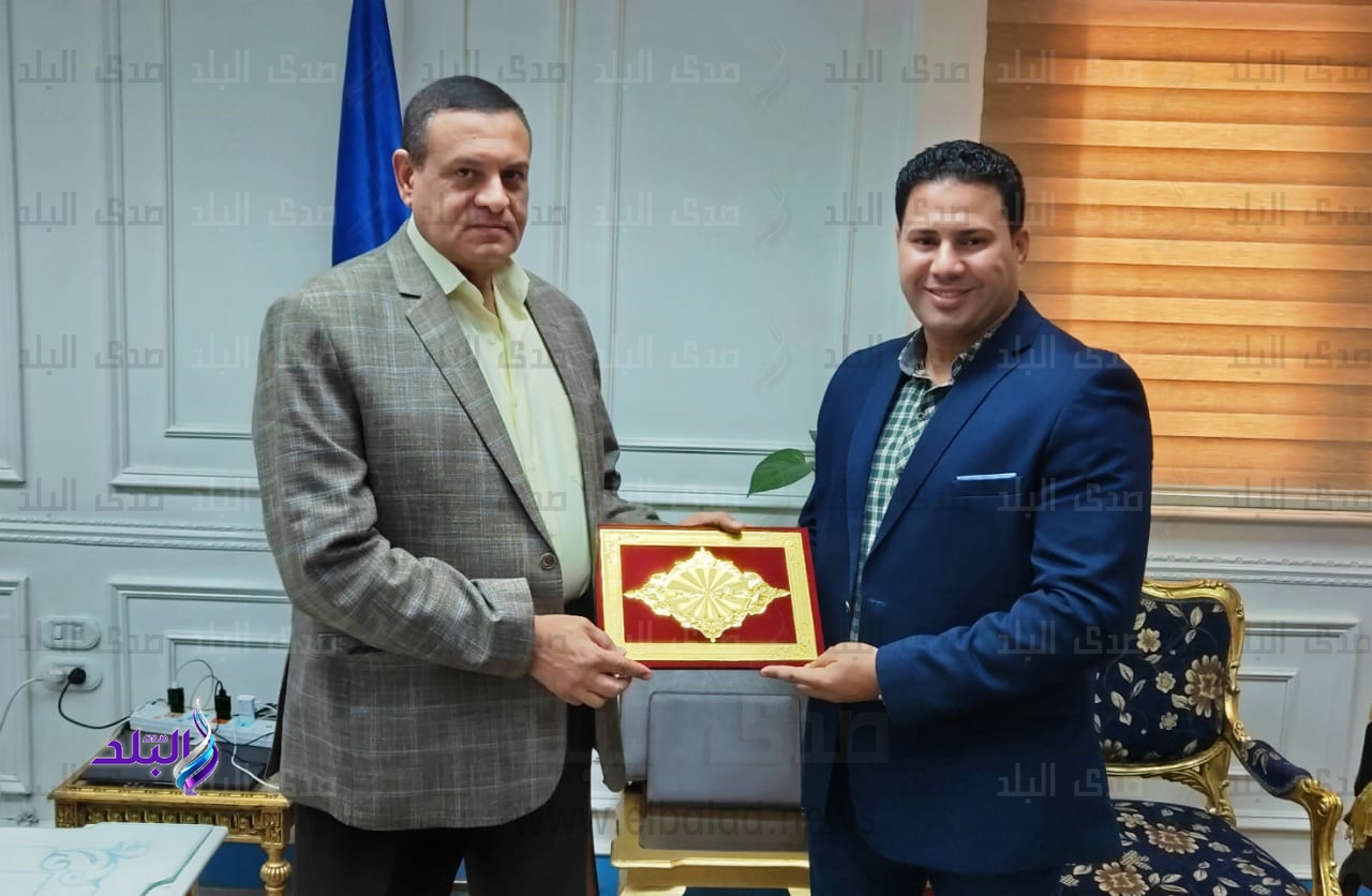 محافظ البحيرة يكرم المستشار الاعلامي بمناسبة انهاء عمله