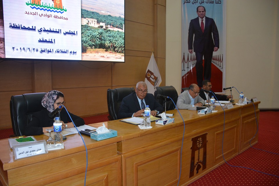 محافظ الوادى الجديد يوافق علي تخصيص أراضي لمشروعات خدمية