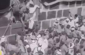 لحظة نزول الملك فيصل من باب الكعبة