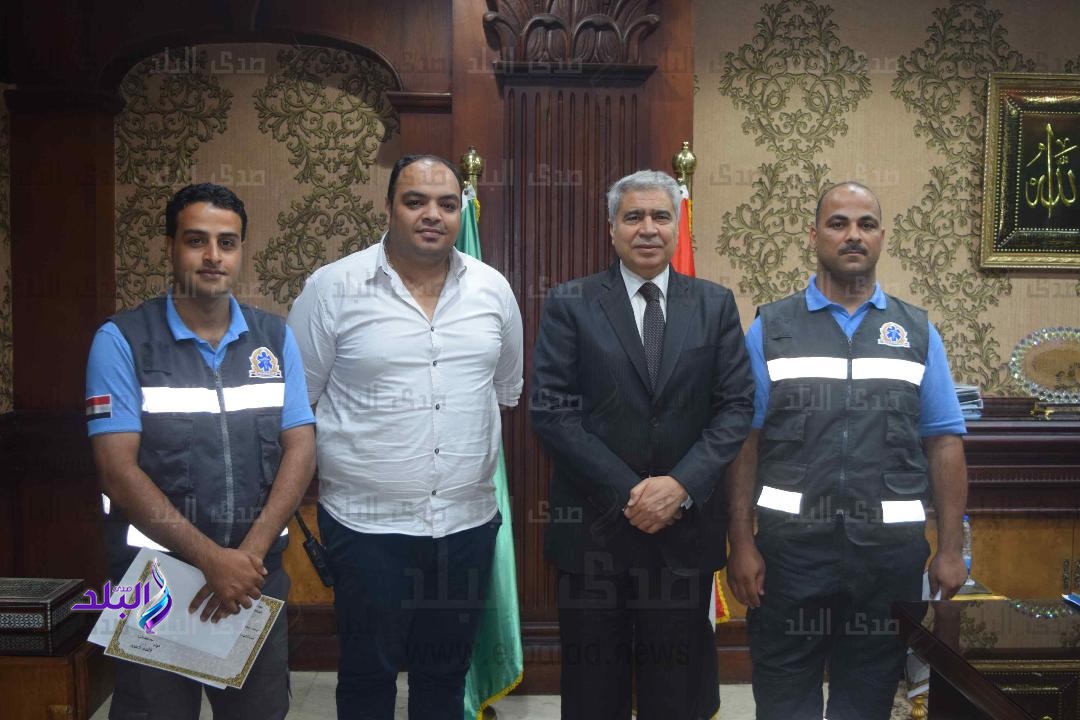 محافظ المنيا يكرم مسعفين لأمانتهما محافظ المنيا يكرم مسعفين لأمانتهما