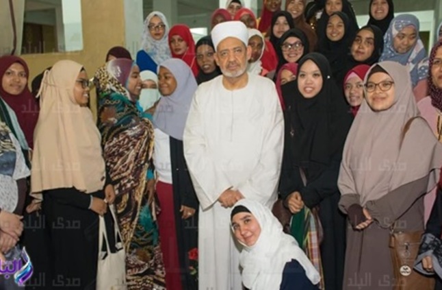 شيخ الأزهر وسط الطلاب الوافدين