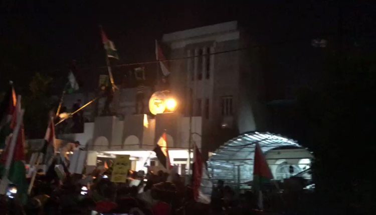 لحظة اقتحام السفارة لحظة اقتحام السفارة
