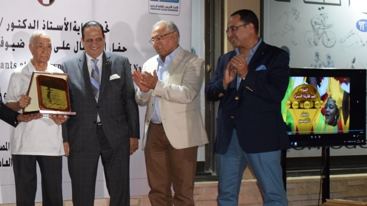 تكريم فهمي عمر عميد الإعلاميين الافارقة تكريم فهمي عمر عميد الإعلاميين الافارقة
