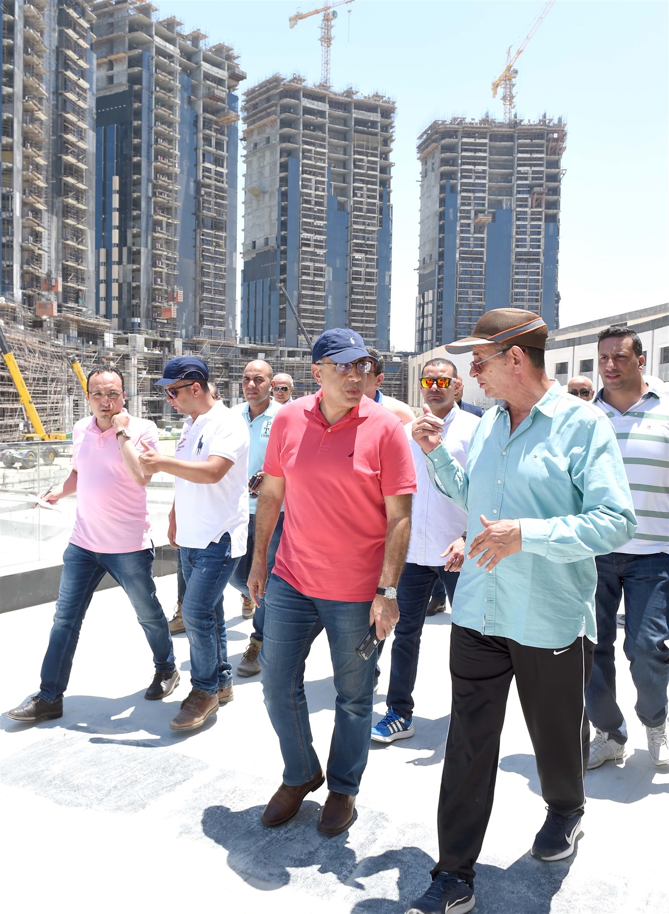 رئيس الوزراء يتفقد فندق الماسة رئيس الوزراء يتفقد فندق الماسة