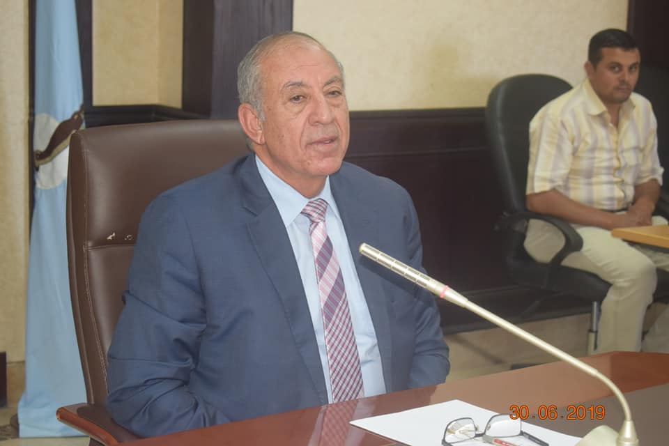 محافظ البحر الأحمر يناقش استكمال رصف الطرق بالغردقه