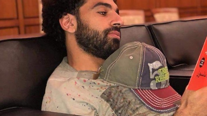 محمد صلاح أثناء قرائته لكتاب فن اللامبالاة