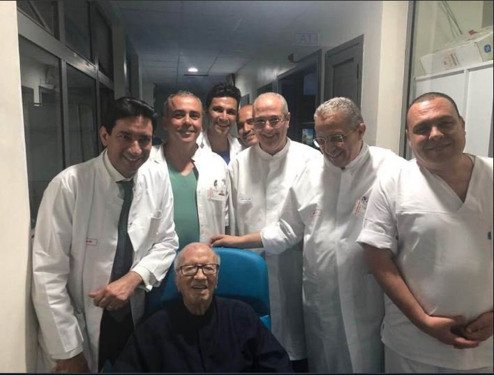 الرئيس التونسي وسط الأطباء  الرئيس التونسي وسط الأطباء