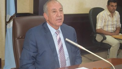 محافظ البحرالاحمر يبحث آخر مستجدات أعمال مياه الشرب والصرف