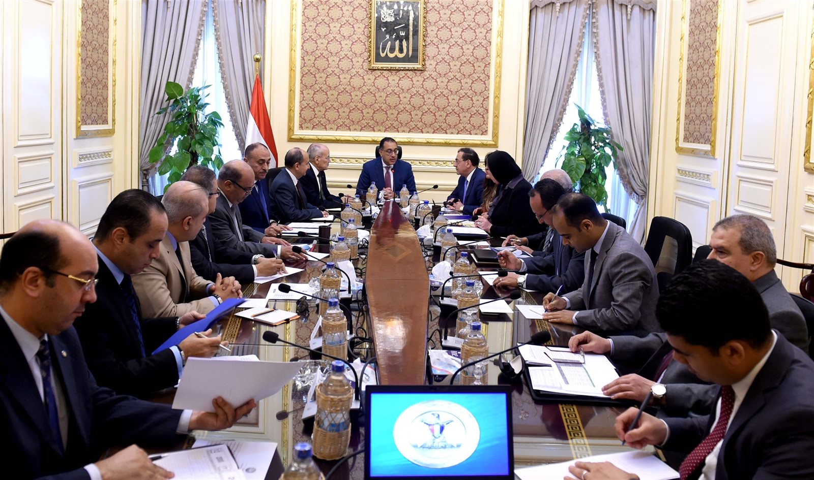 رئيس الوزراء خلال الاجتماع رئيس الوزراء خلال الاجتماع