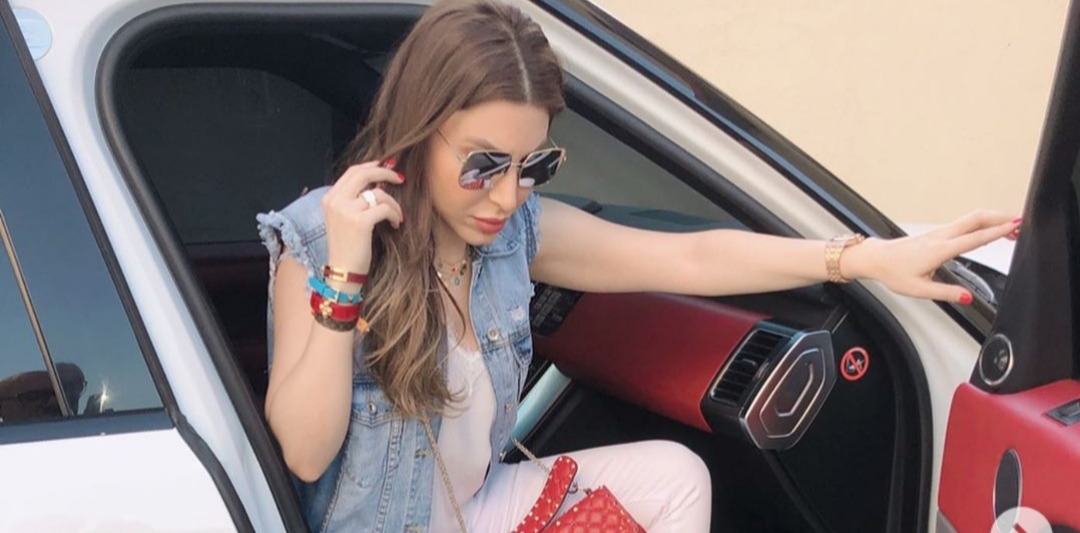 بجاكت جينز كت.. يارا تبرز أنوثتها بإطلالة كاجول على انستجرام