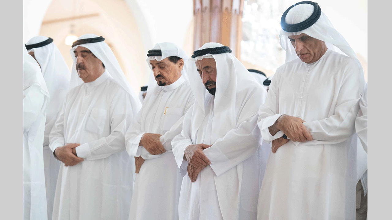 حاكم الشارقة يؤدي صلاة الجنازة على جثمان ابنه حاكم الشارقة يؤدي صلاة الجنازة على جثمان ابنه