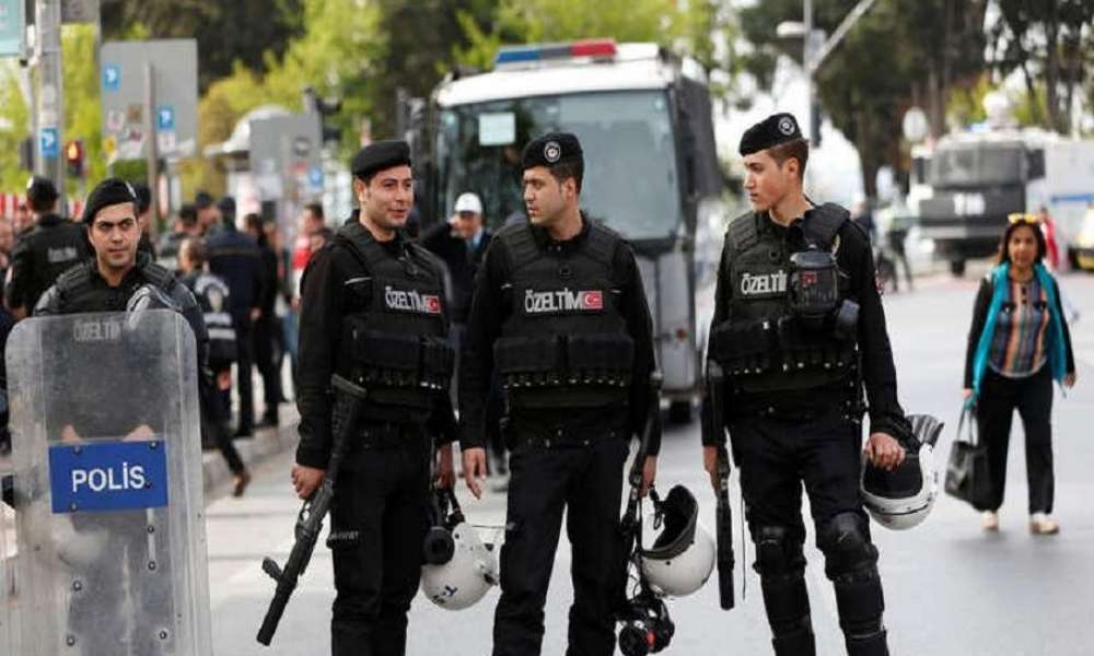 السلطات التركية تعتقل 63 شخصا السلطات التركية تعتقل 63 شخصا