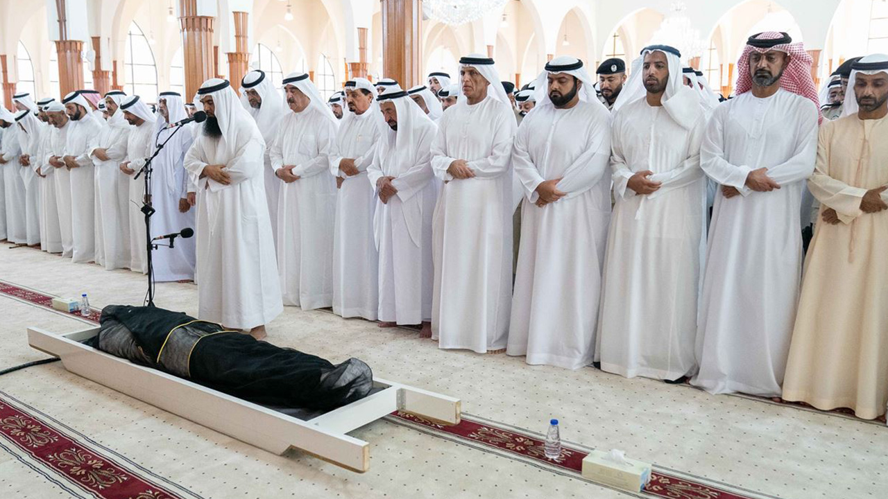  لحظات مؤثرة أثناء تشييع ودفن جثمان ابن حاكم الشارقة
