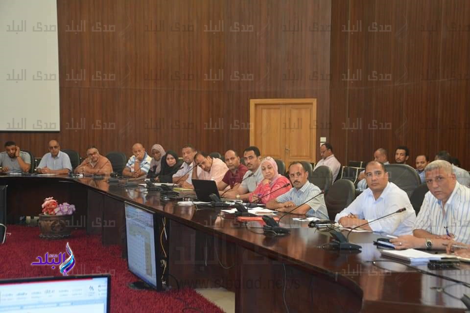 محافظ البحر الأحمر يبحث سبل استغلال أراضى الدولة المستردة