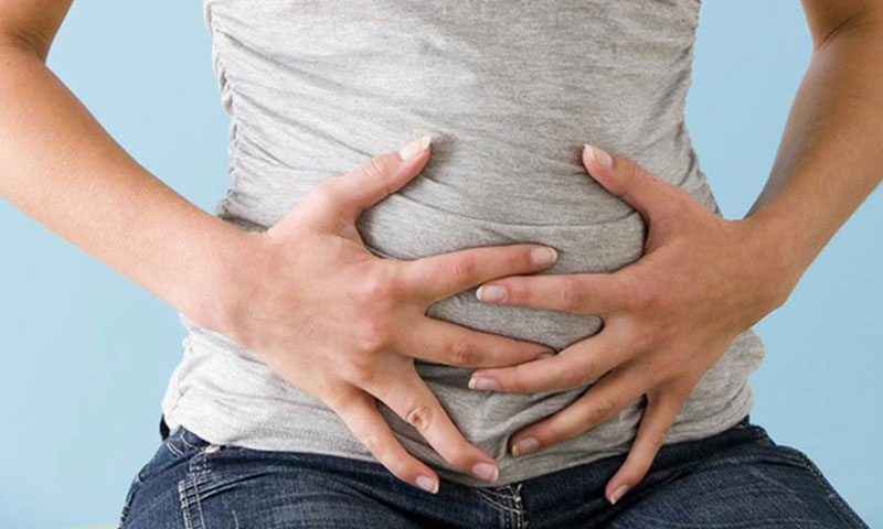 دون أدوية ...حركة باليدين تقضى على انتفاخ البطن فى 3 دقائق