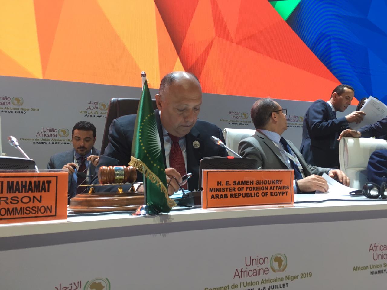 وزير الخارجية خلال الكلمة 