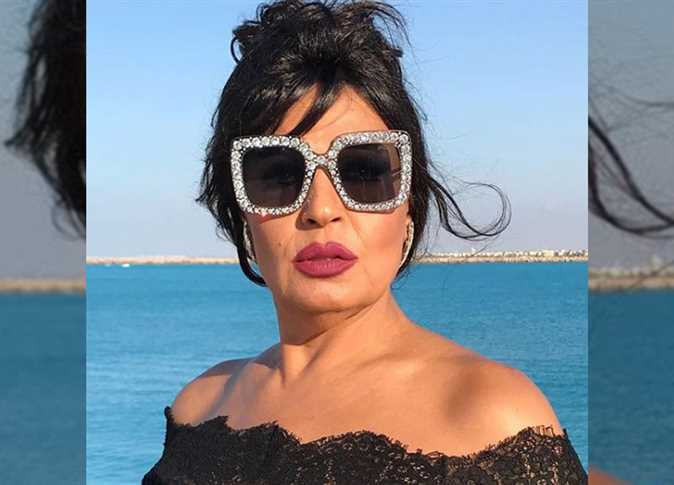 بـ نظارة ميرور بأكتاف مكشوفة.. فيفي عبده تثير الجدل بصورة بـ نظارة ميرور بأكتاف مكشوفة.. فيفي عبده تثير الجدل بصورة