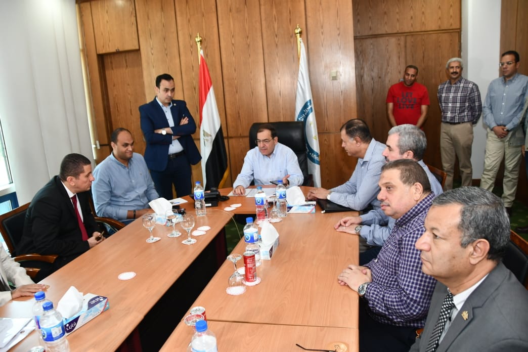 جانب من غرفة العمليات لمتابعة توزيع الوقود