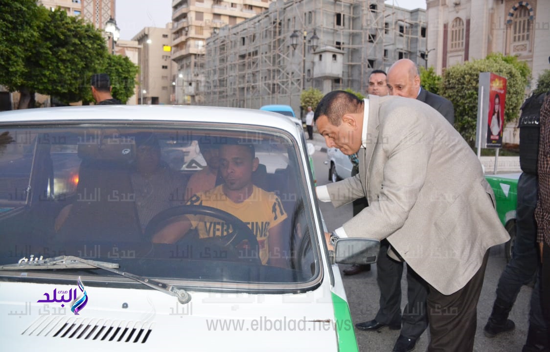 محافظ البحيرة يفاجئ سائقي التاكسى 