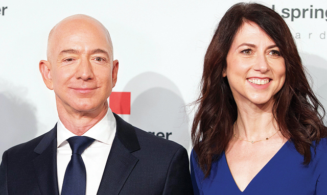 جيف بيزوس مؤسس أمازون وزوجته