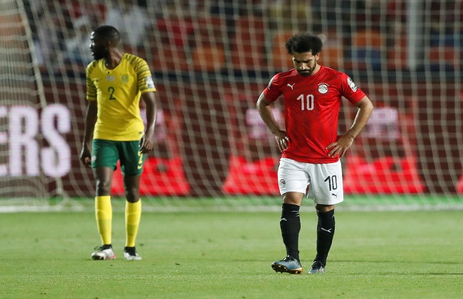 محمد صلاح لاعب منتخب مصر - بولي مخاوانازي مدافع جنوب أفريقيا