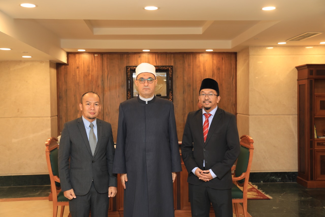 البحوث الإسلامية يلتقي وفدًا ماليزيًا
