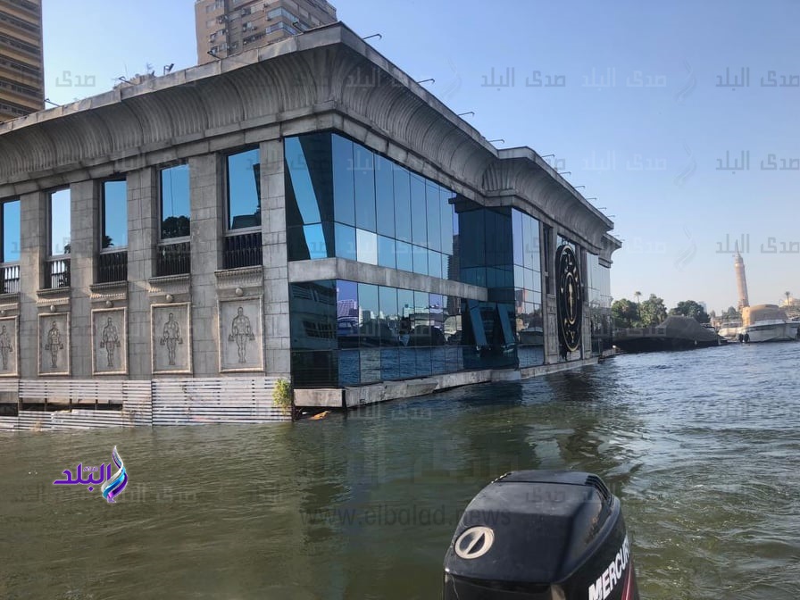 الباخرة الغارقة