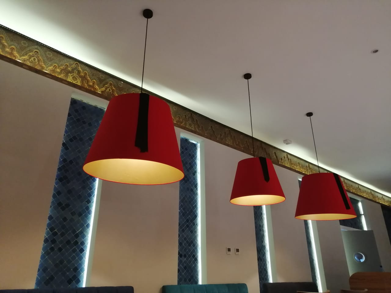 الطربوش الأحمر فى إحدى مطاعم المغرب- تصوير: ميس رضا 