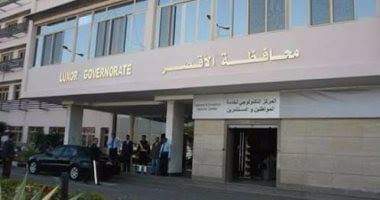 تركيب 1548 عمود كهرباء جهد منخفض بالأقصر