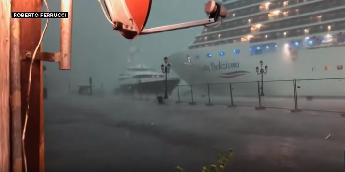 باخرة سياحية تتفادى الاصطدام بـ قارب في البندقية