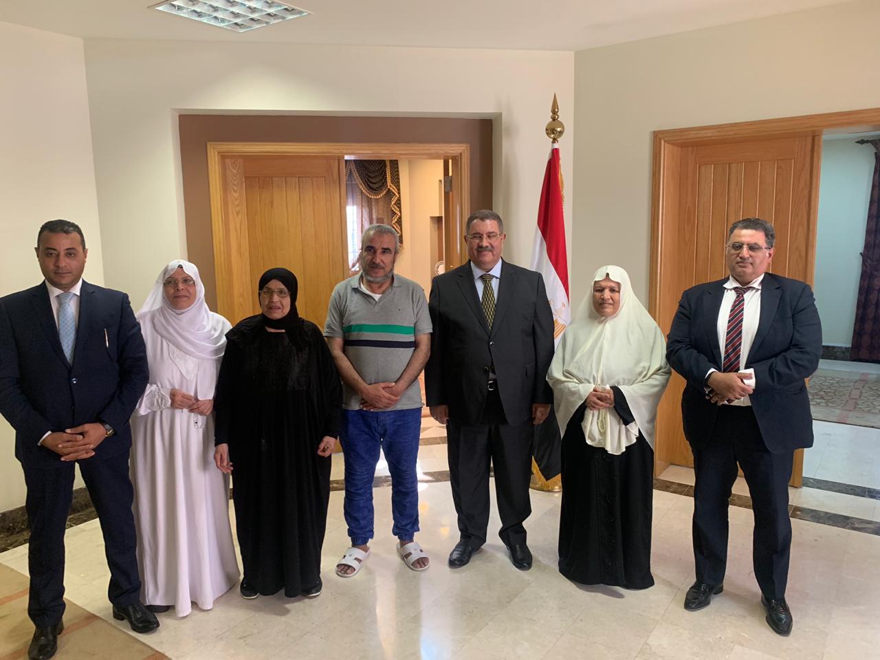 مسئولو القنصلية مع المعتمرين 