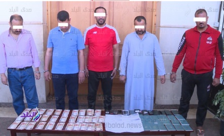 المتهمون عقب القبض عليهم