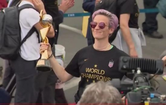 استقبال منتخب أمريكا بالمطار