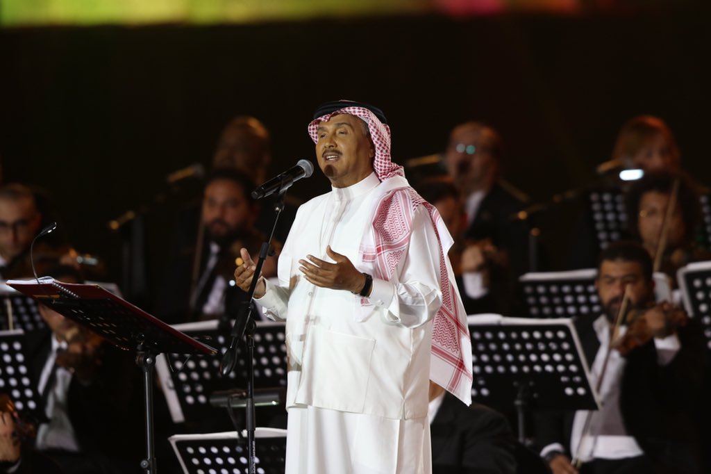 شاهد.. الجمهور السعودي يرقص على أغاني محمد عبده في حفل الباحة