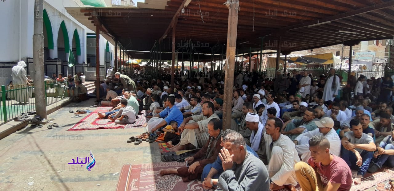 ..الالاف يصلون الجمعة بمسجد سلطان الصعيد بأسيوط
